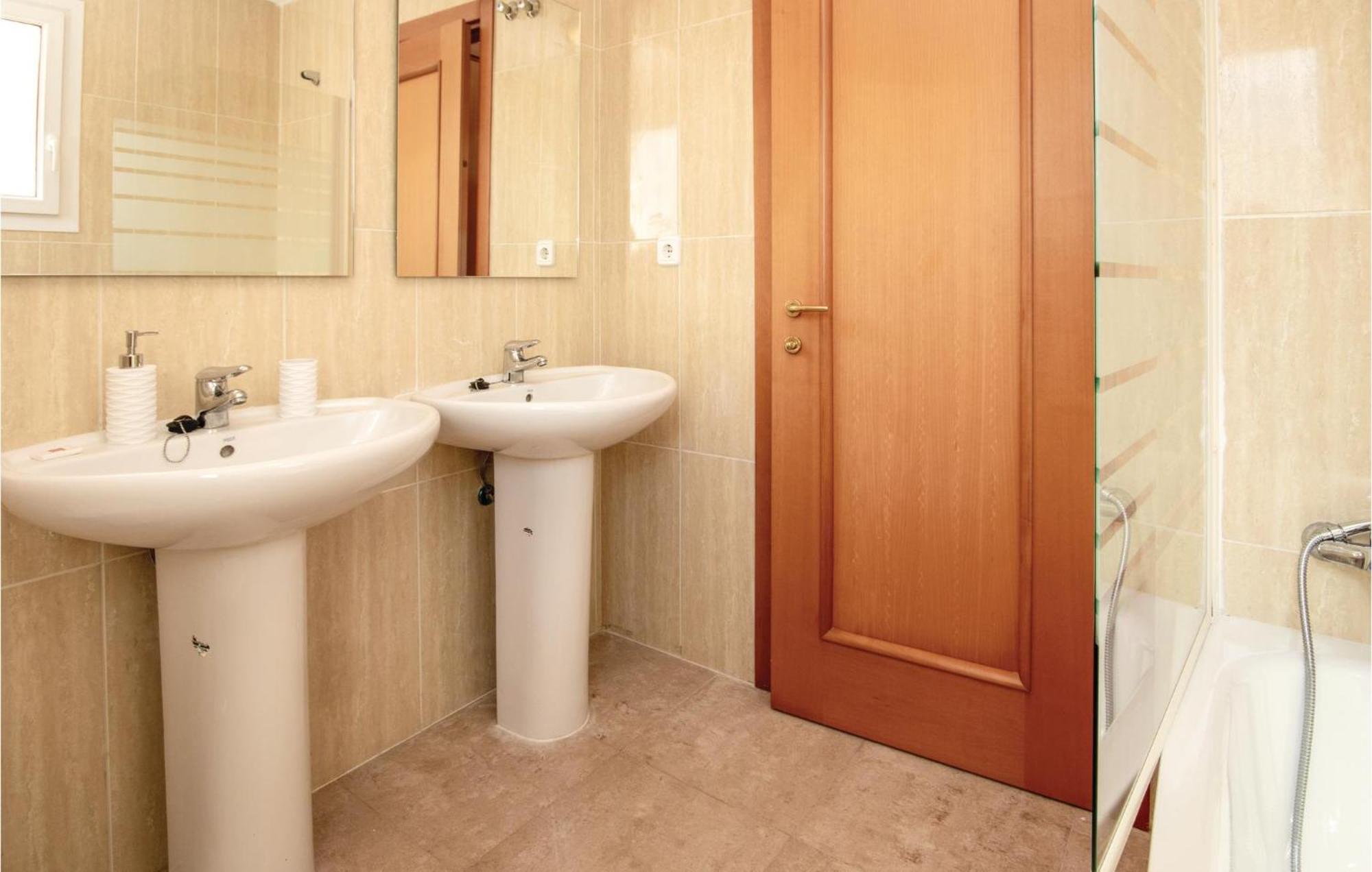 3 Bedroom Amazing Apartment In La Duquesa Castillo de Sabinillas Dış mekan fotoğraf